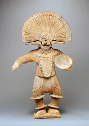 Danser met hoofdtooi (aardewerk)